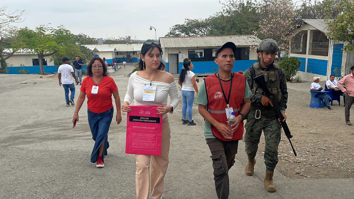 Autoridades y personal militar supervisan el ingreso a recintos electorales durante la jornada del referéndum