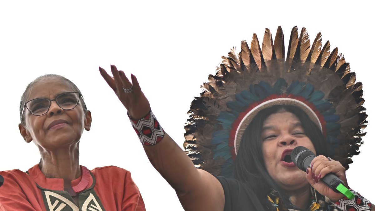 La ministra de Medio Ambiente de Brasil, Marina Silva (izquierda), y la ministra de los Pueblos Indígenas, Sonia Guajajara, participaron en la Marcha Global por el Clima.