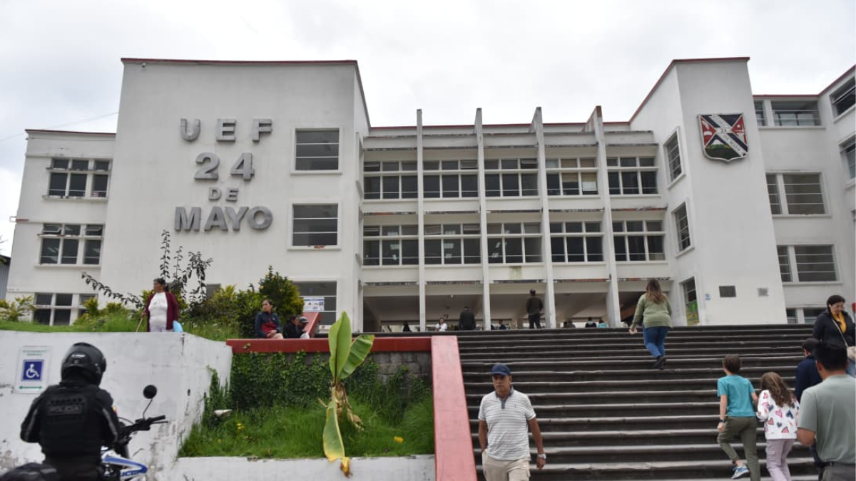 Recinto electoral del colegio 24 de Mayo durante la jornada de referéndum y consulta popular 2025.