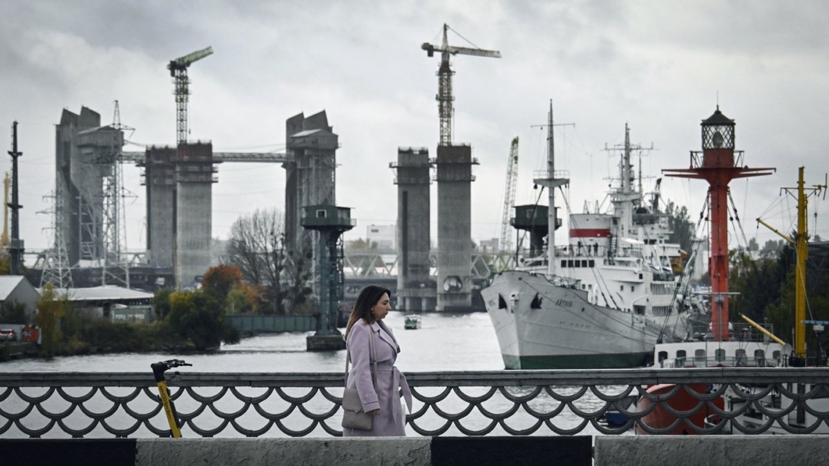 Una mujer pasa junto al puerto marítimo de Kaliningrado el 15 de octubre de 2025.