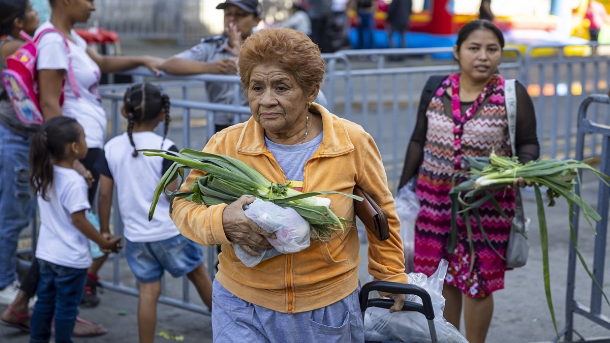 Decenas de venezolanas acudieron al mercado para comprar los ingredientes para preparar hallacas.