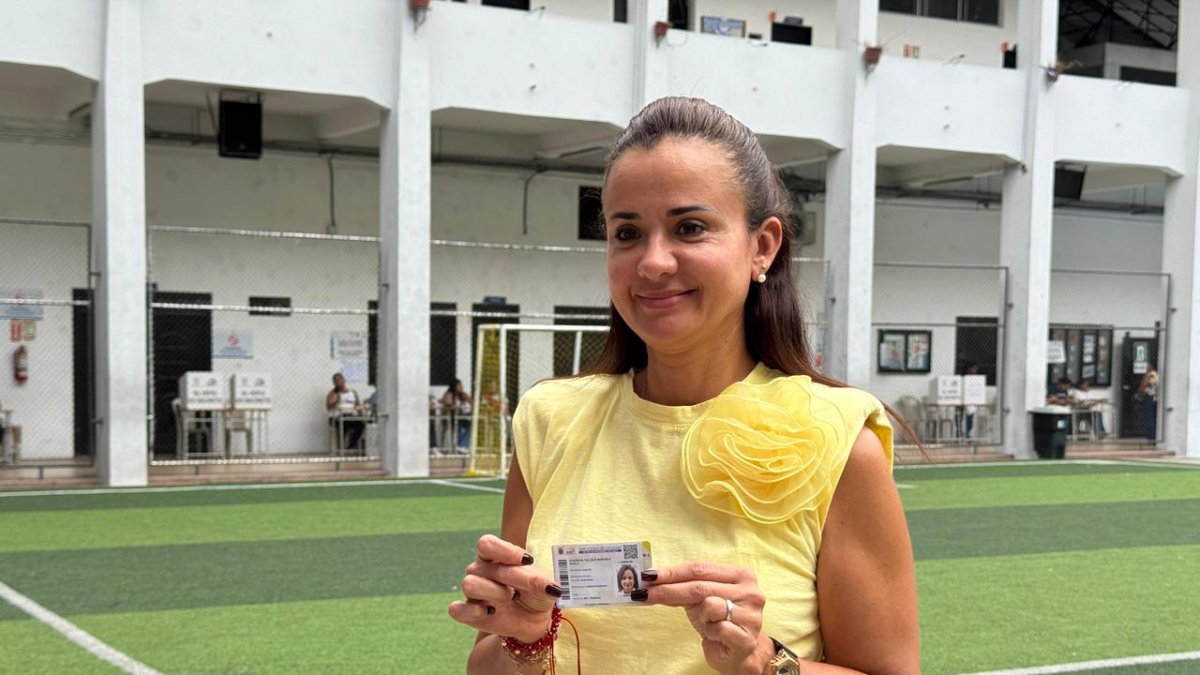 Aguiñaga votó en la Unidad Educativa José Domingo de Santistevan, en Puerto Santa Ana