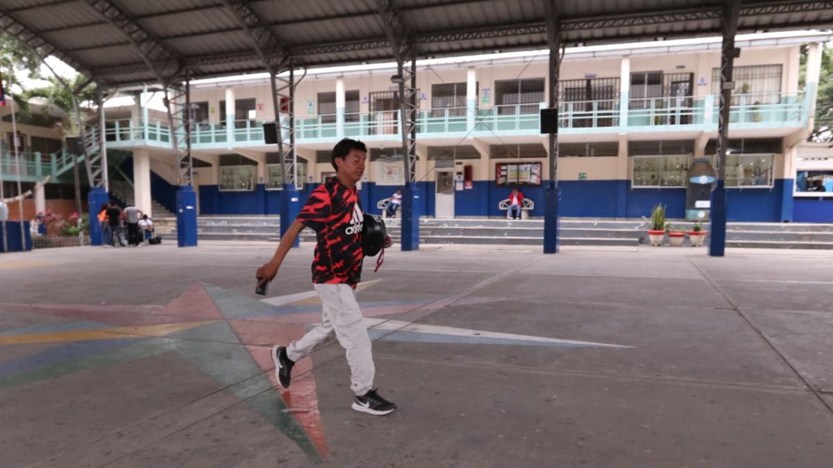 Pocos ciudadanos llegaron hasta el colegio 28 de Mayo, en el norte de Guayaquil, minutos antes de las 17:00 de este domingo 16 de noviembre.