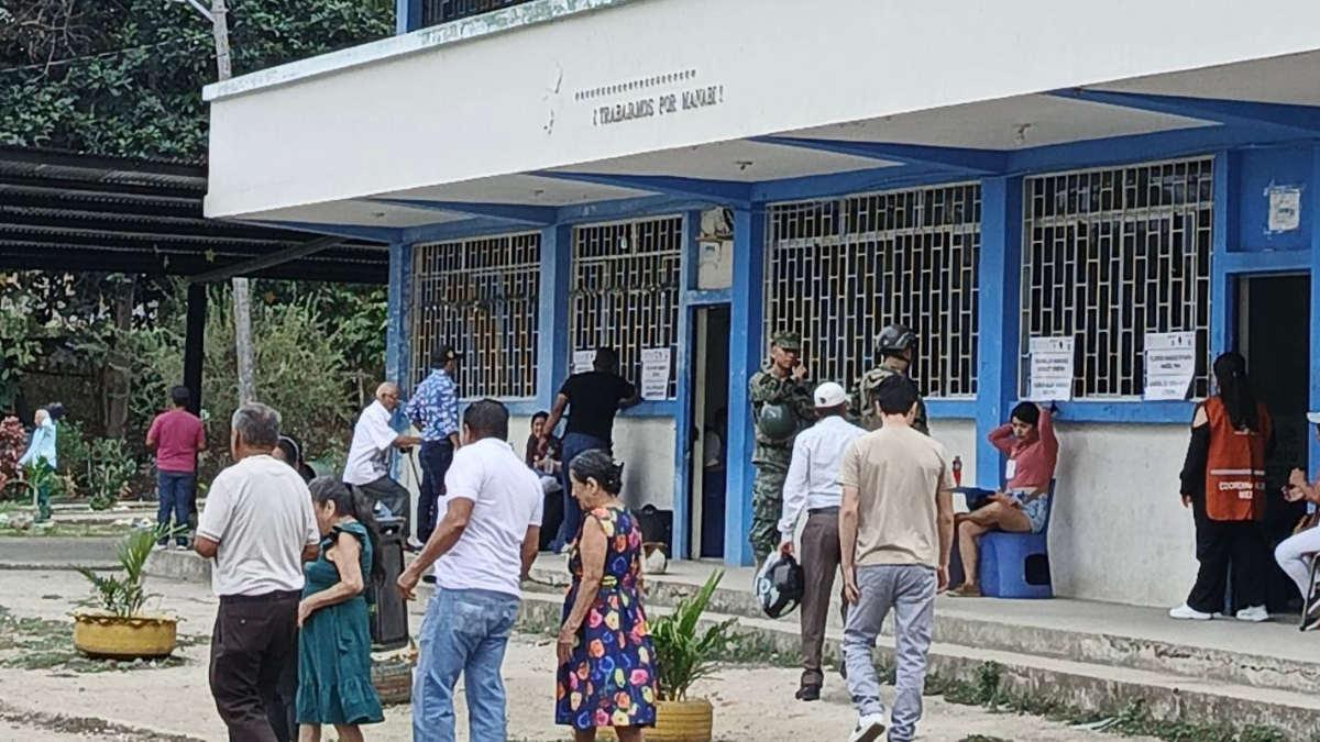 Ciudadanosen un recinto electoral de Manabí durante la jornada de consulta popular 2025.