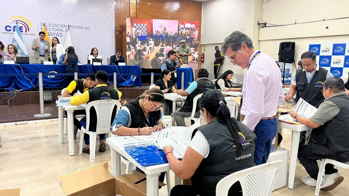 En la delegación provincial del Guayas del CNE se realiza el escrutinio de los votos de los PPL y de quienes ejercieron su voto en casa.