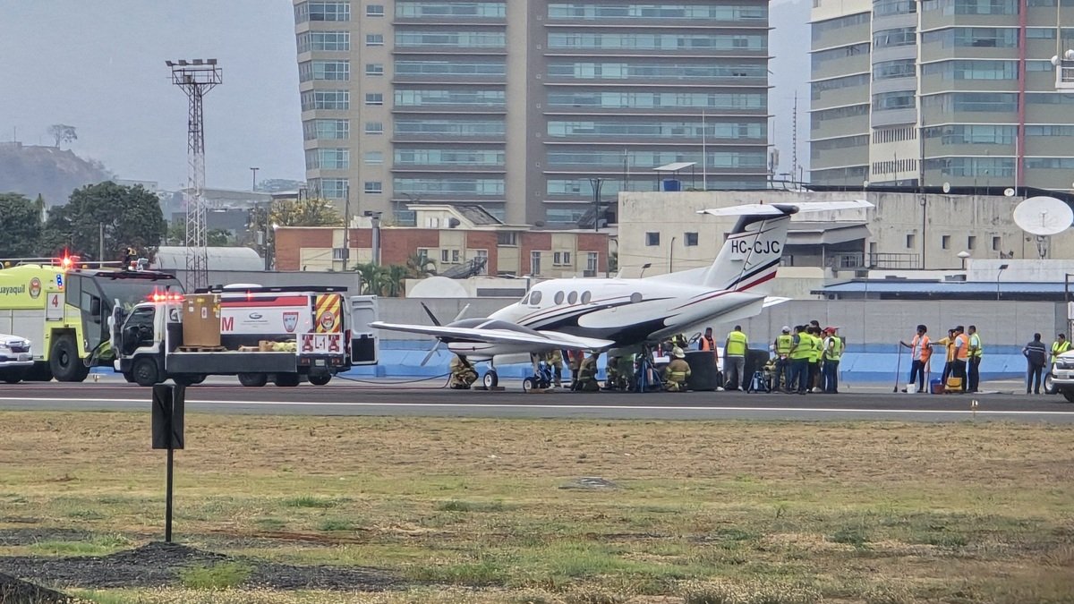 La pista del aeropuerto de Guayaquil estuvo cerrada la tarde de este domingo 16 de noviembre.