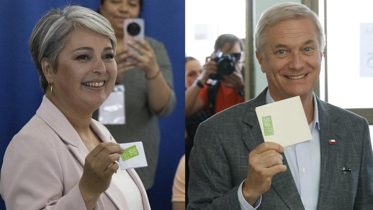 Combo de fotografías de los candidatos a la Presidencia de Chile Jeannette Jara y José Antonio Kast luego de votar este domingo.