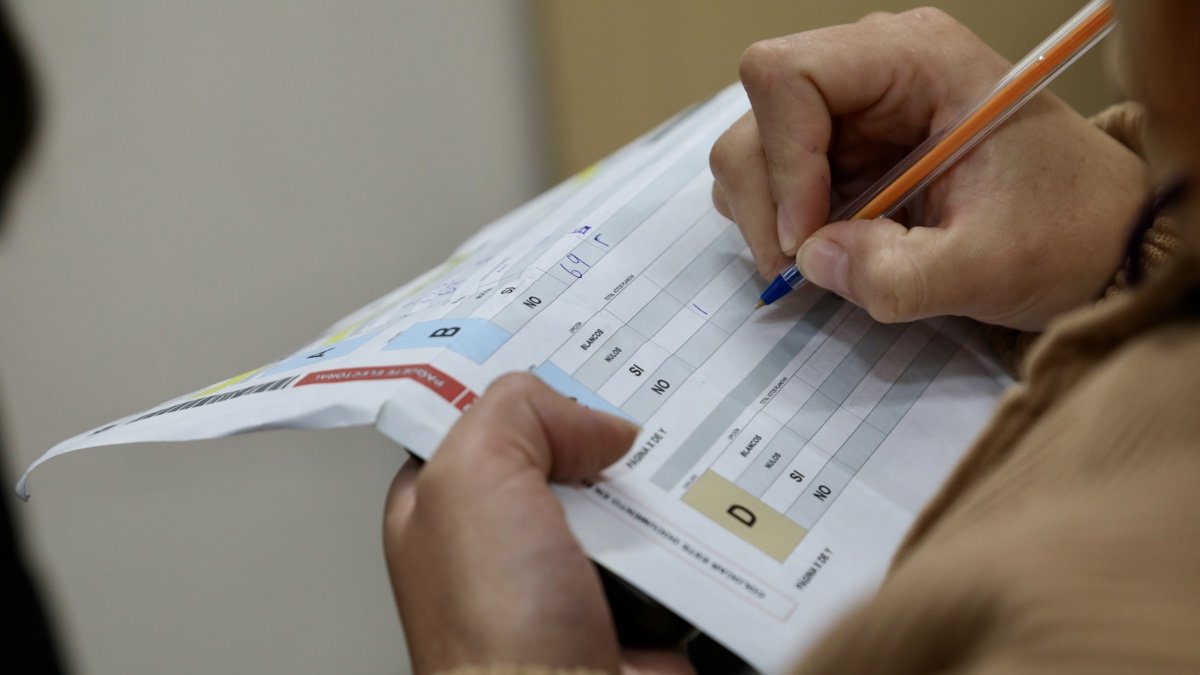 Un jurado electoral realiza el conteo de votos del referéndum este domingo, en Quito (Ecuador).
