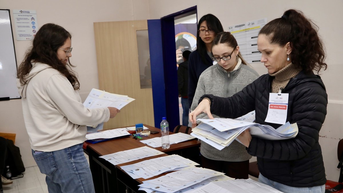 Juradas electorales realizan el conteo de votos del referéndum este domingo, en Quito (Ecuador).