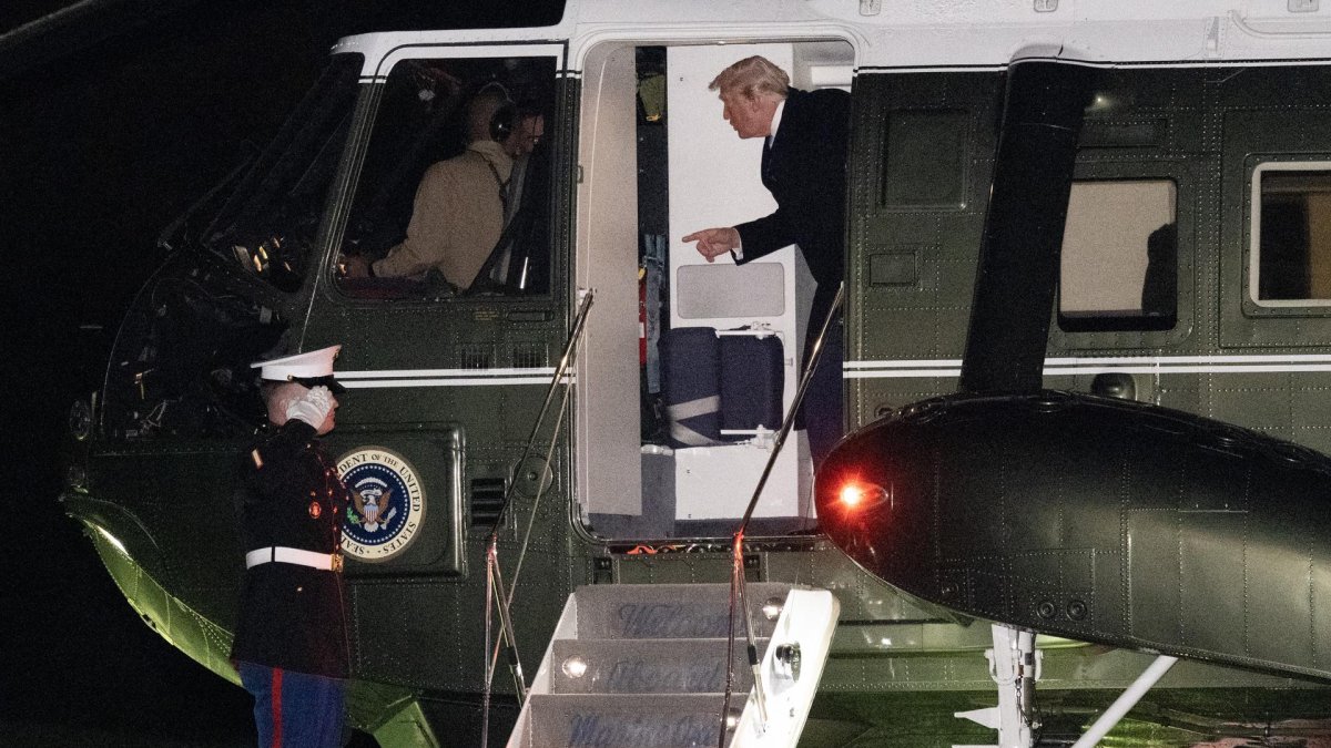El presidente estadounidense Donald J. Trump habla con el piloto a bordo del Marine One en el jardín sur de la Casa Blanca después de regresar de un fin de semana en West Palm Beach, Florida.