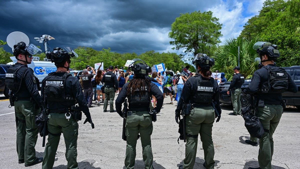 Agentes de policía montan guardia en una protesta contra la visita del presidente Donald Trump a un centro de detención de migrantes, apodado