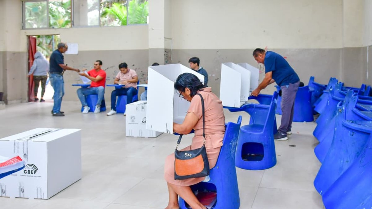 Las personas ejercieron su derecho al voto este 16 de noviembre.