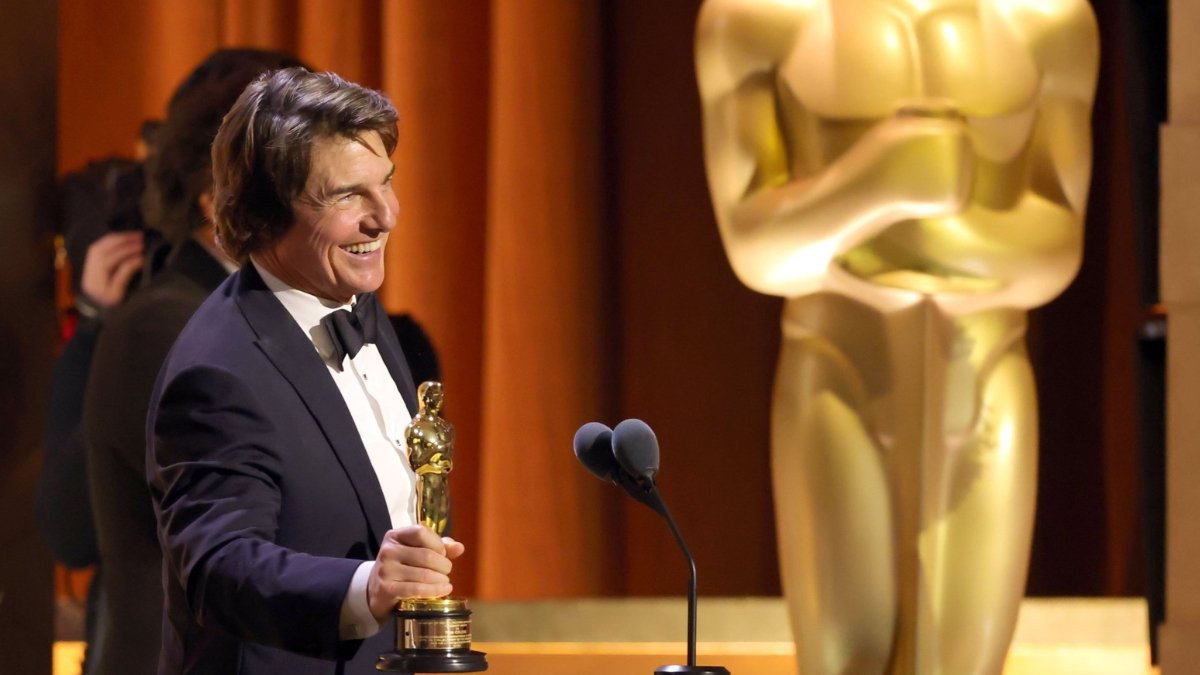 Tom Cruise recibe su primera estatuilla honorífica en los Governors Awards.