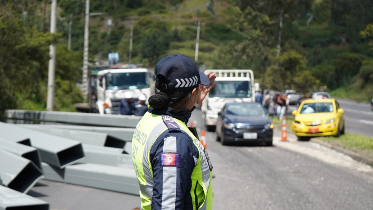 La Agencia Metropolitana de Tránsito (AMT) intensificó los controles viales en Quito durante noviembre de 2025, en la avenida Simón Bolívar y Ruta Viva.