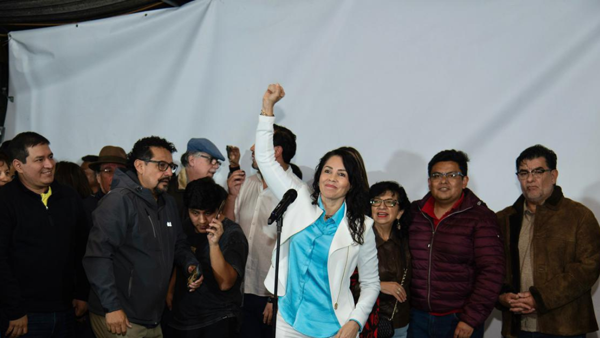 La presidente de la RC, Luisa González, salió a celebrar la victoria del No en el referéndum y consulta popular del 16 de noviembre de 2025.