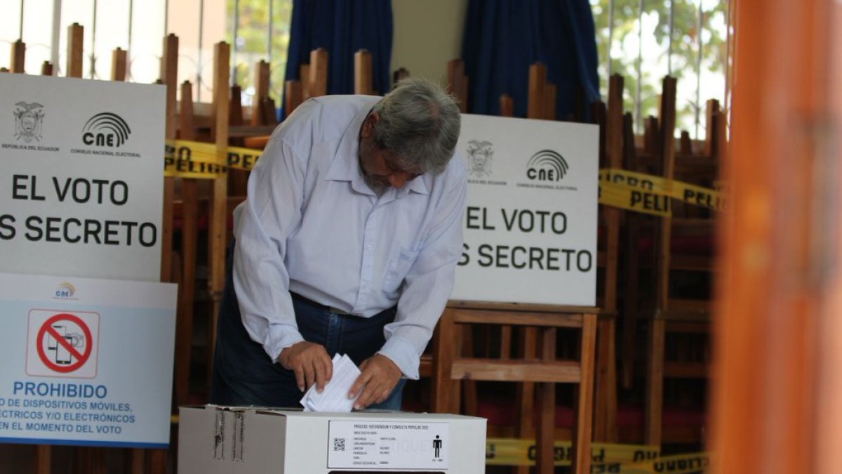 Votantes ejercen su derecho al sufragio durante la Consulta Popular 2025.