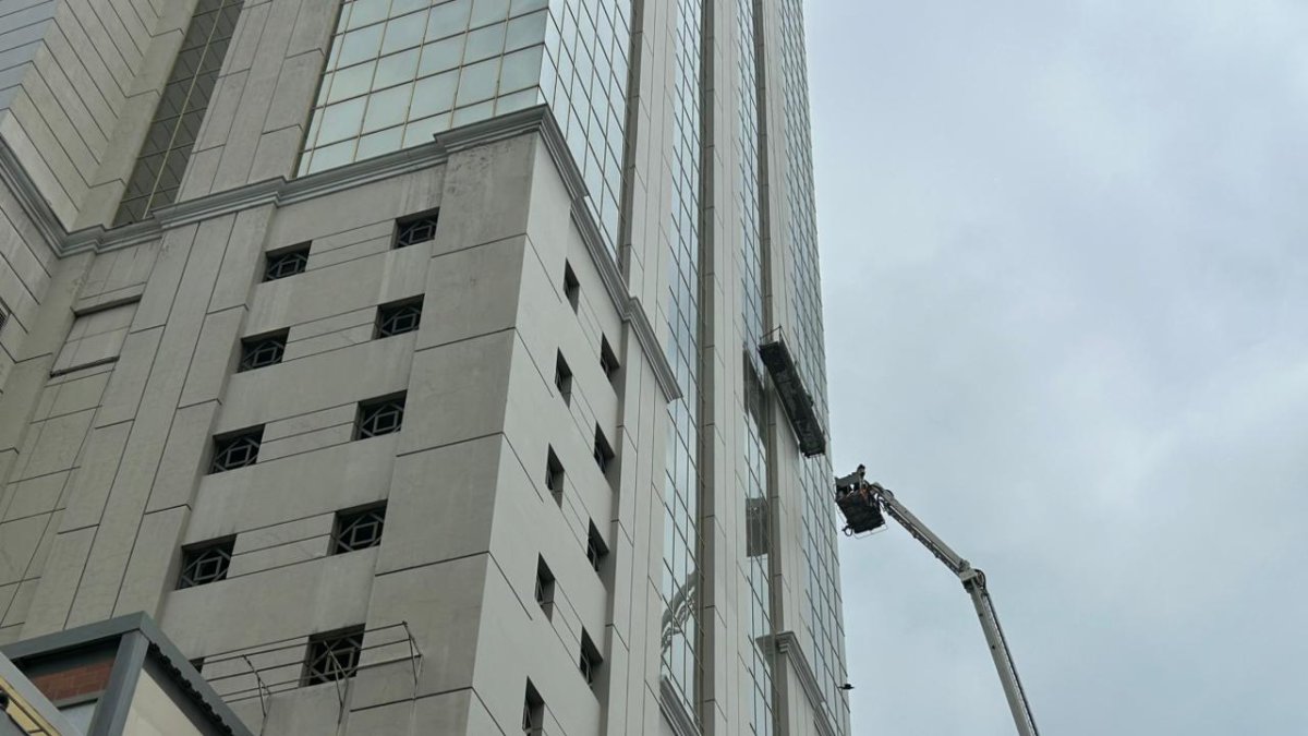 La emergencia se registró en el edificio La Previsora, en la intersección de las avenidas Malecón y 9 de Octubre.
