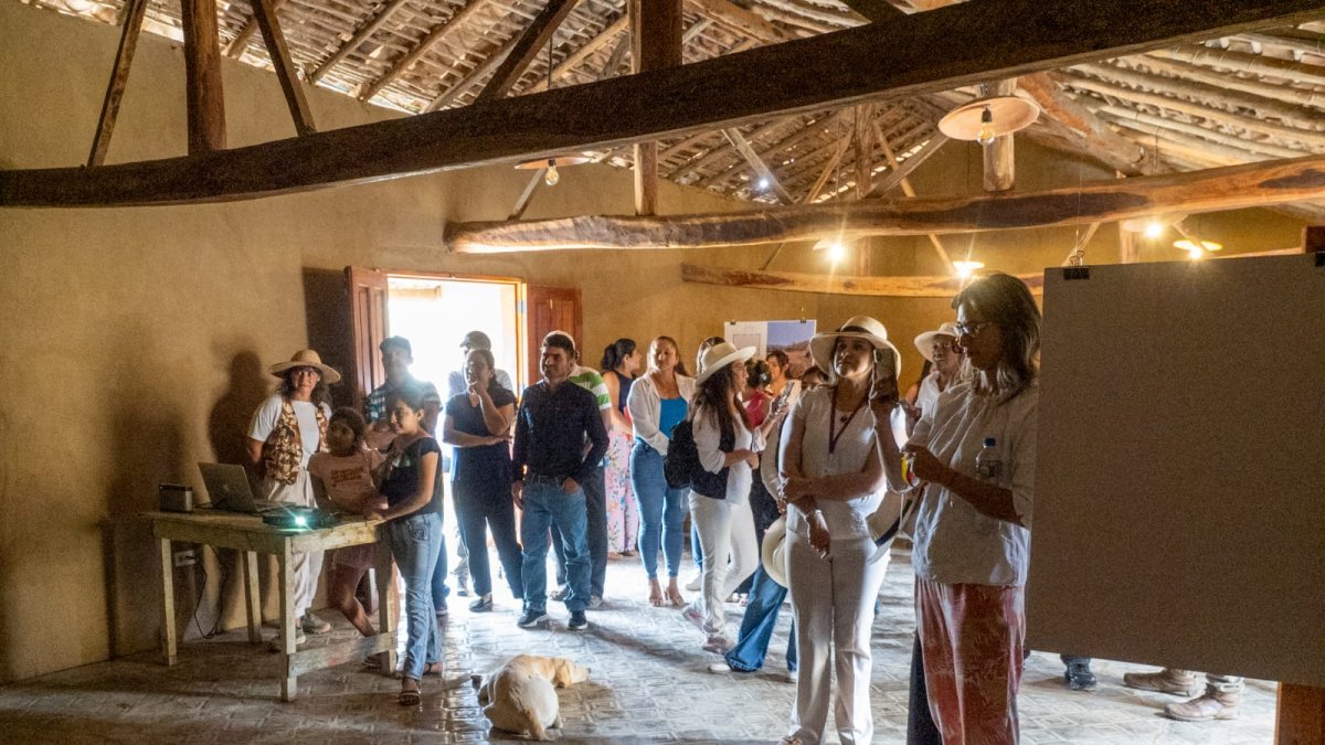 Vecinos de El Progreso participaron en mingas comunitarias para recuperar la escuelita de barro, hoy casa comunal y símbolo de identidad local.