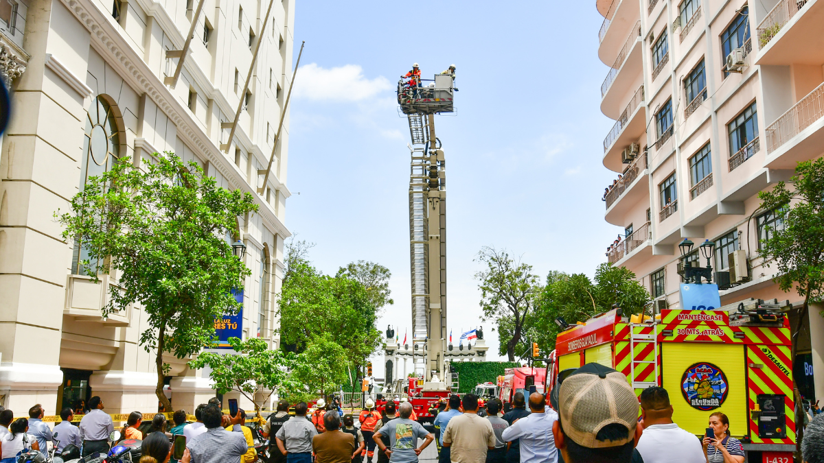 El rescate fue grabado por decenas de transeúntes que se percataron de lo ocurrido.