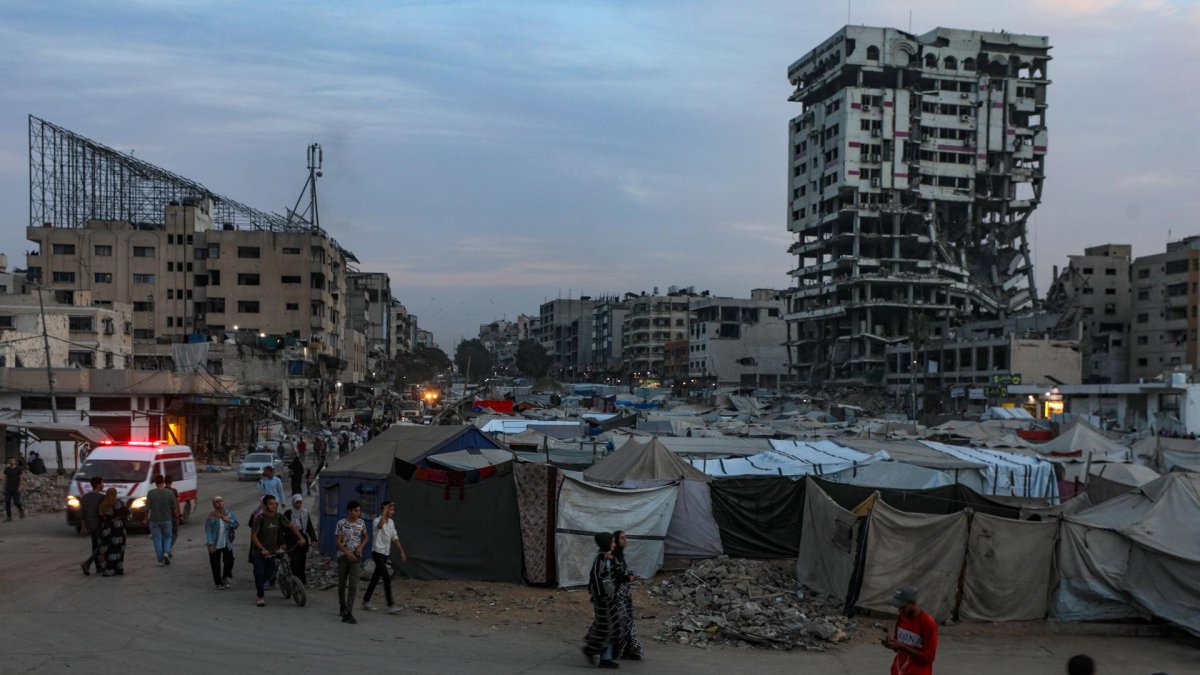 Tiendas de campaña de palestinos desplazados del norte de Gaza cerca de edificios destruidos en la Franja de Gaza, el  12 de noviembre de 2025.