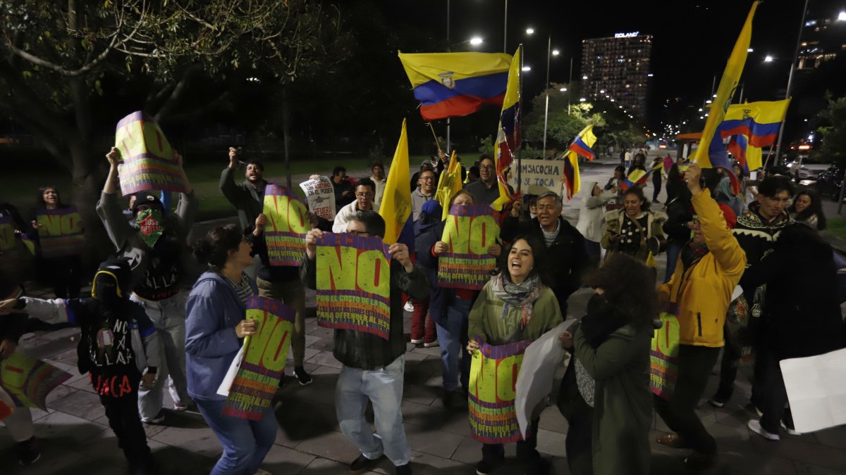 Un grupo de ciudadanos que en la consulta popular optaron por decir no a las preguntas el domingo 16 de noviembre de 2025.