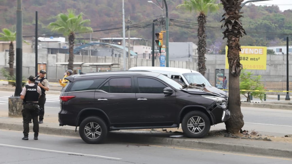 El vehículo se impactó luego de que su conductora fuera asesinada.