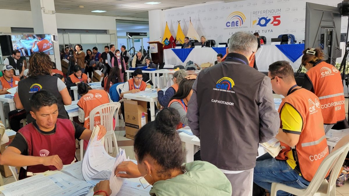 El CNE contabilizó los votos de Quito en la consulta popular en el Centro de procesamiento electoral de Pichincha.