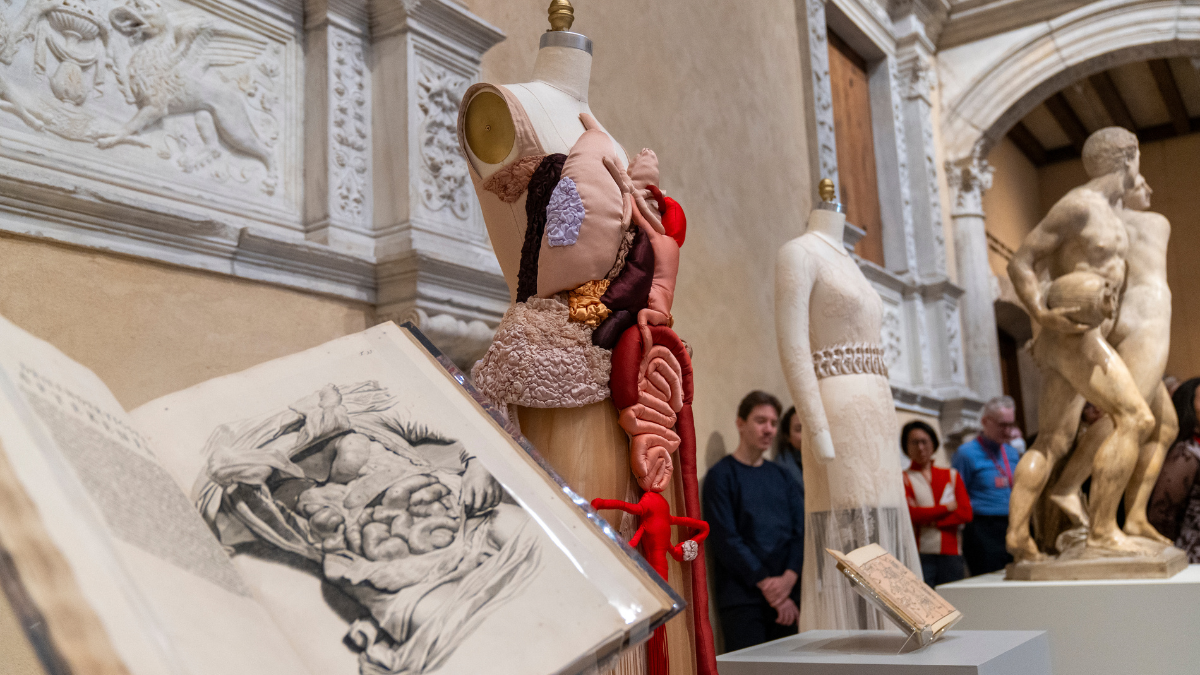 Descubre las nuevas galerías Condé Nast y las piezas que exploran el cuerpo y la moda