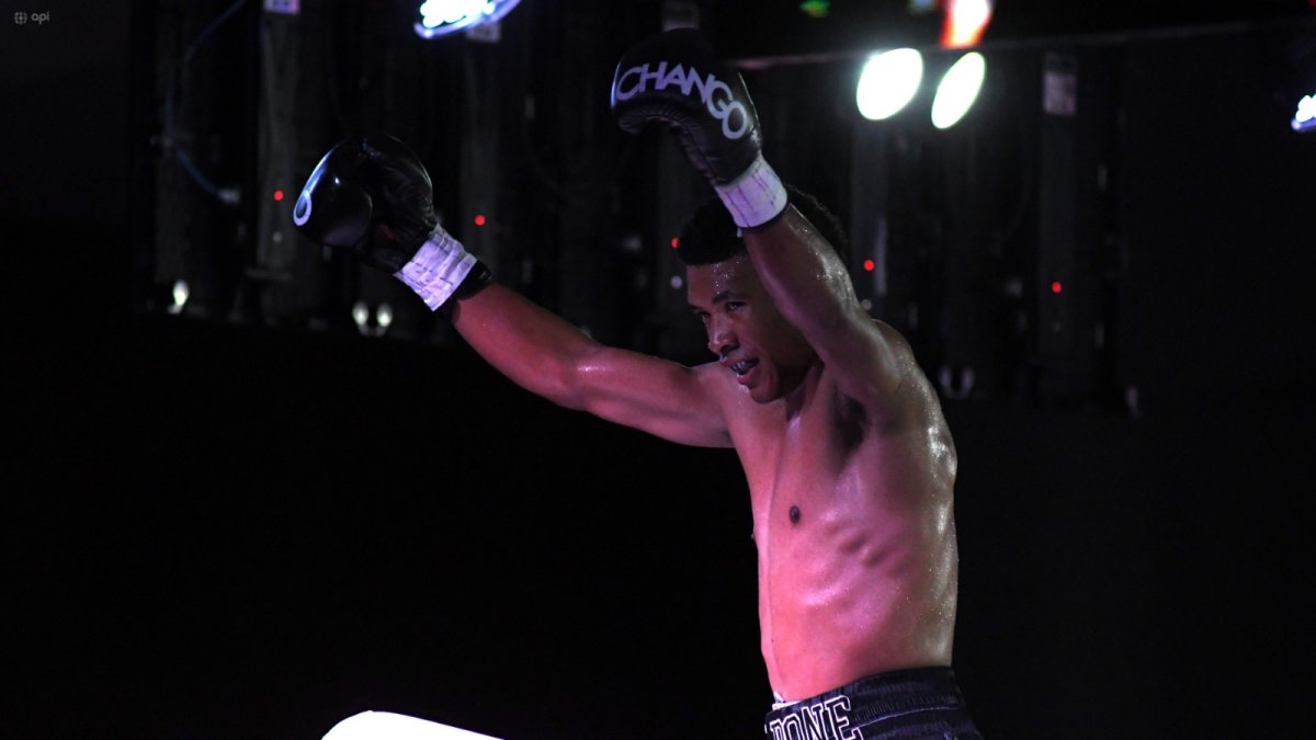 El festejo de Erick Bone tras derrotar a Luis Fernando Flores.