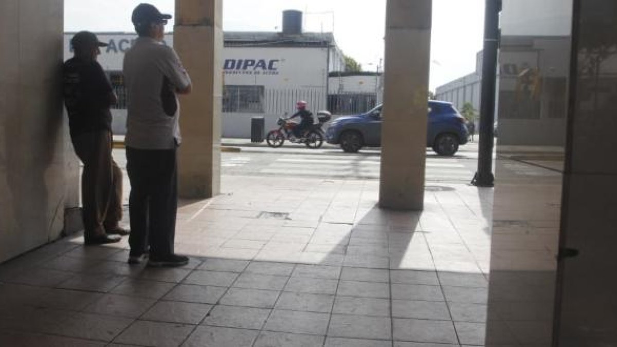 El presunto delincuente murió abatido a metros de la calzada.