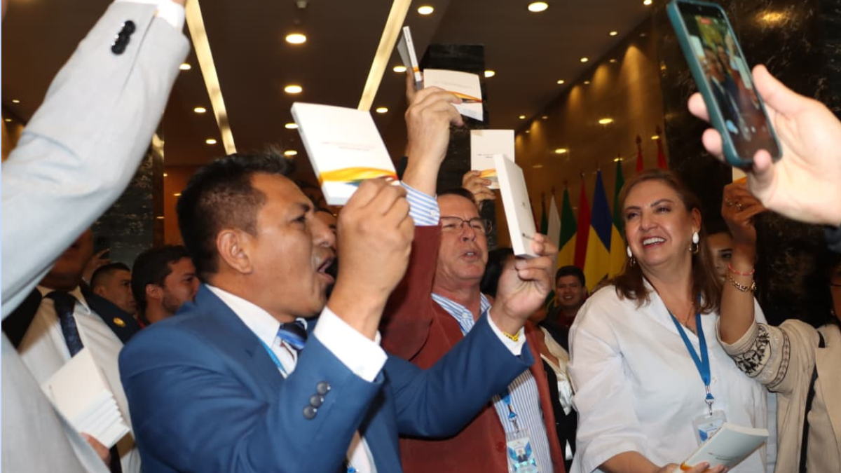 Miembros de la bancada de la Revolución Ciudadana festejaron con la Constitución en la mano.