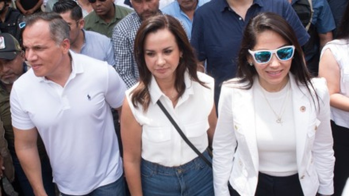 Luisa González y Marcela Aguiñaga, en un acto de militancia.