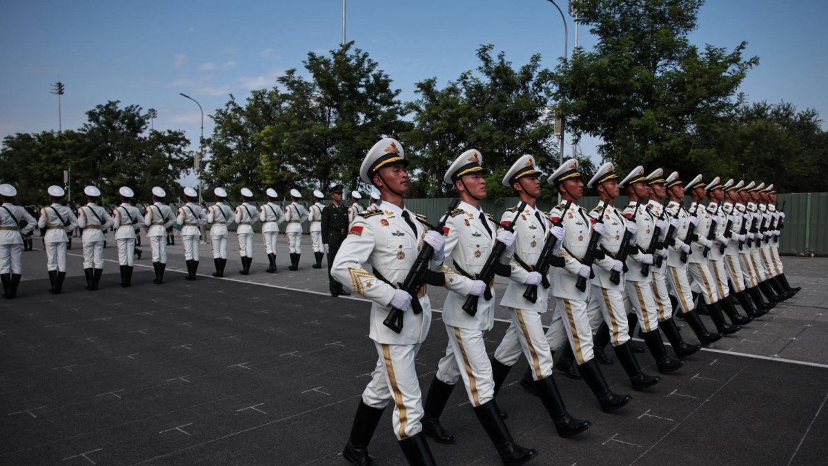 Soldados del Ejército Popular de Liberación (EPL) durante un ensayo en Pekín, China, el 20 de agosto de 2025, antes de un desfile militar.