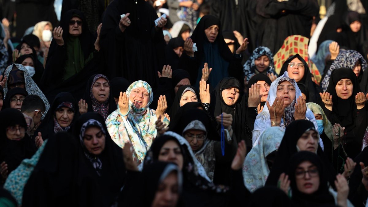 Mujeres iraníes rezan durante la oración por la lluvia en el santuario de Saleh, al norte de Teherán, Irán, el 14 de noviembre de 2025.