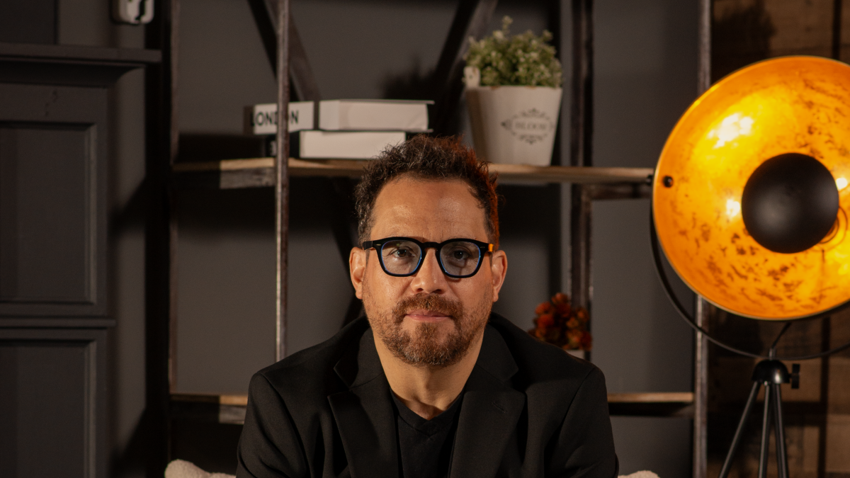 Julio Eterno nació en 2023 como un diálogo intergeneracional con artistas contemporáneos. Velasco, quien fue el primer músico invitado