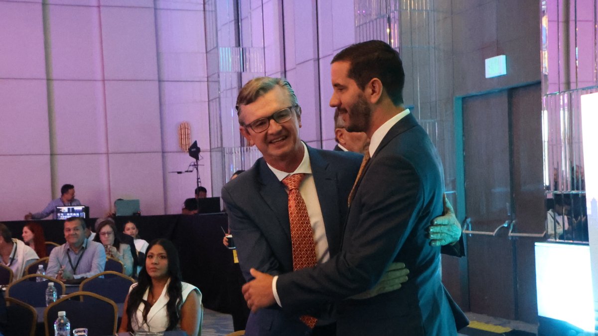 Juan Carlos Vega (izquierda) saluda al Roberto Luque, ministro de Infrestructura y Transporte, en el congreso inmobiliario Nóvara Living Latam, el martes 18 de noviembre de 2025.