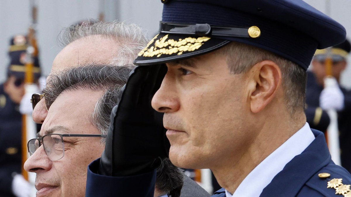 Fotografía que muestra al comandante de la Fuerza Aeroespacial Colombiana (FAC), general Luis Carlos Córdoba (d), y al presidente de Colombia, Gustavo Petro.