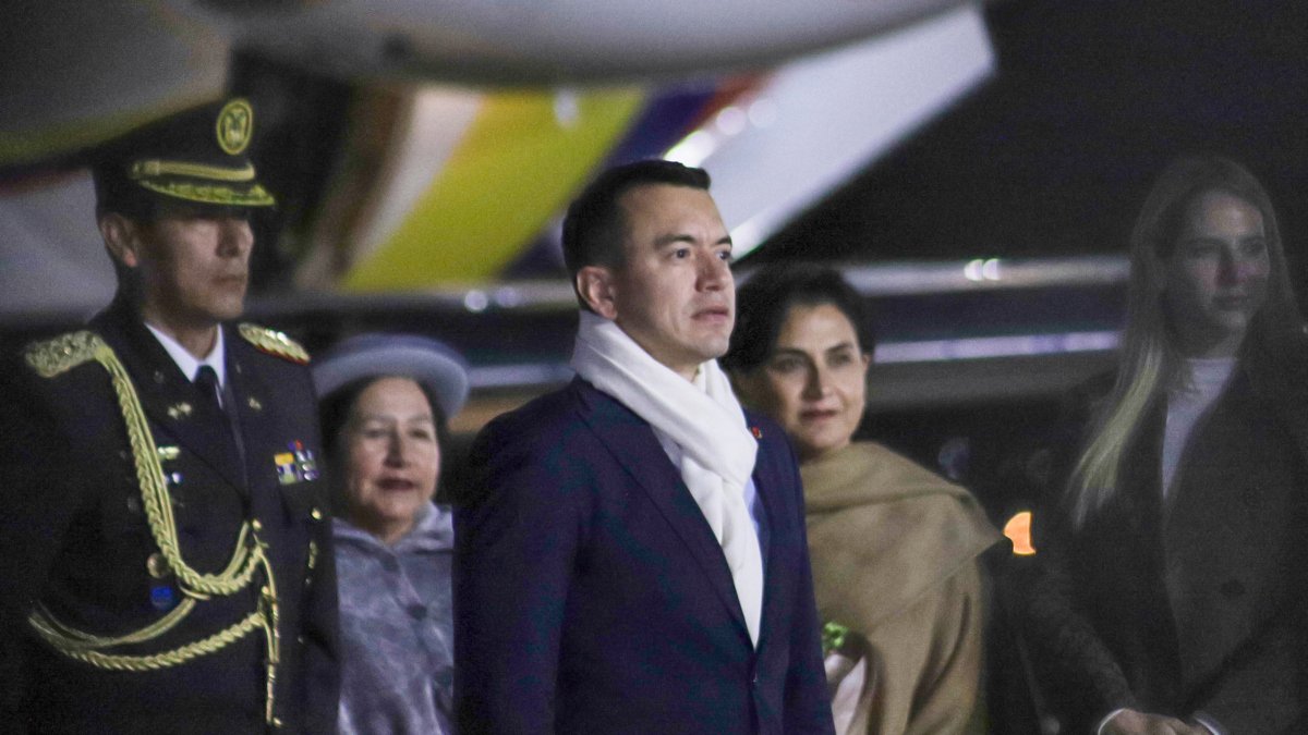 El presidente de Ecuador, Daniel Noboa (c), en una foto de archivo.