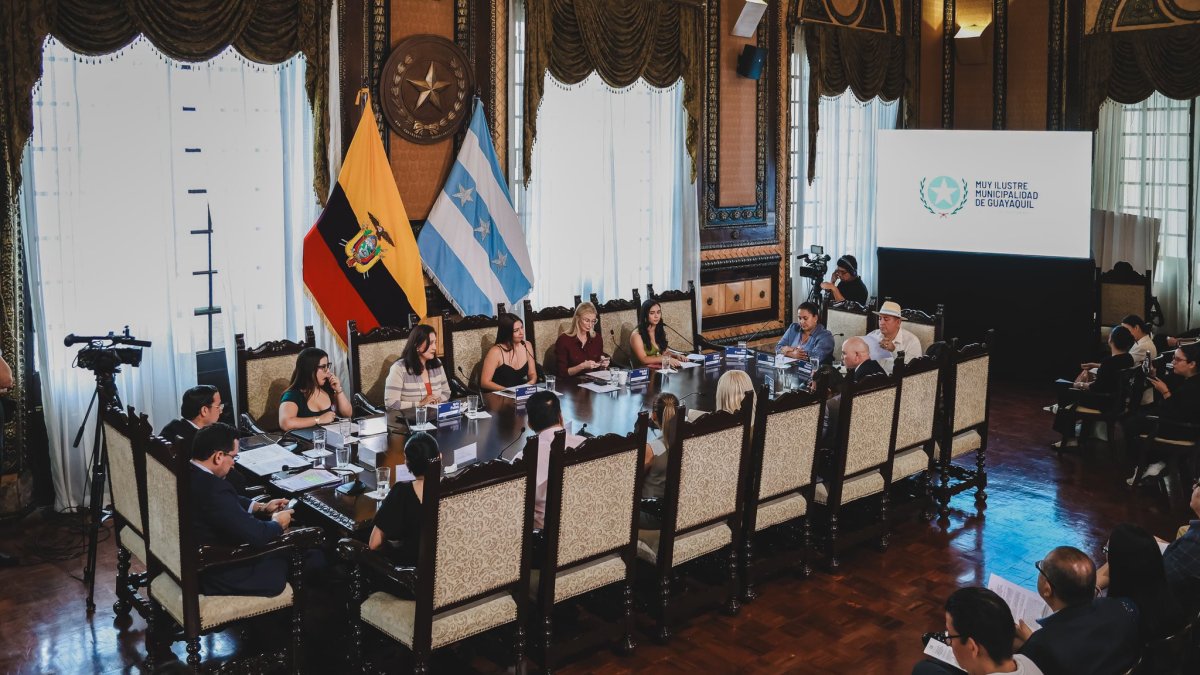 En la sesión extraordinaria del Concejo Municipal, Blanca López tomó la palabra para defender a la reina de Guayaquil saliente, Jennifer Tutivén.