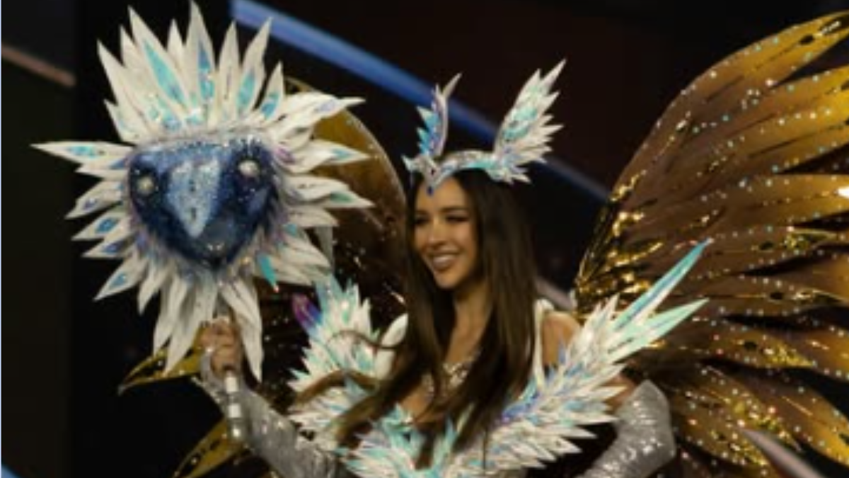 La Miss Ecuador, Nadia Mejía, desfila con su traje tipico.