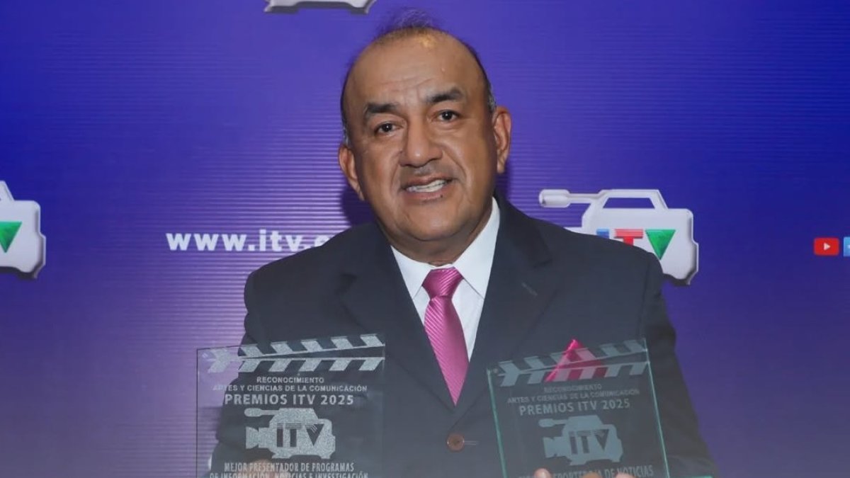 José Delgado con sus dos reconocimientos.