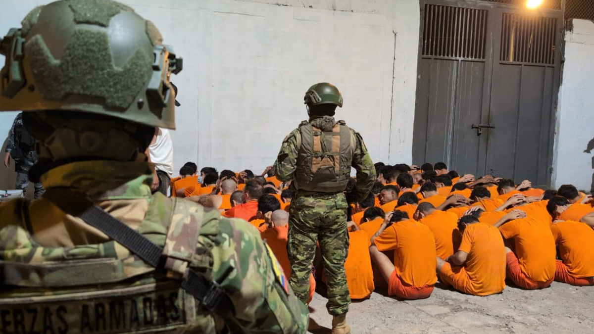 Militares resguardaron el operativo de traslado de reos desde la cárcel de Machala hacia un centro penitenciario en Guayaquil