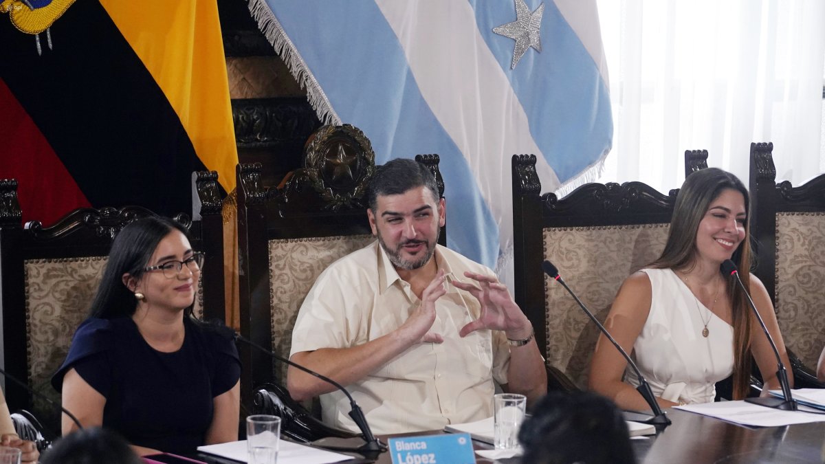 En mayo de 2025, el Concejo, presidido por Aquiles Álvarez, decidió que la Vicealcaldía de Guayaquil sea para Coronel.