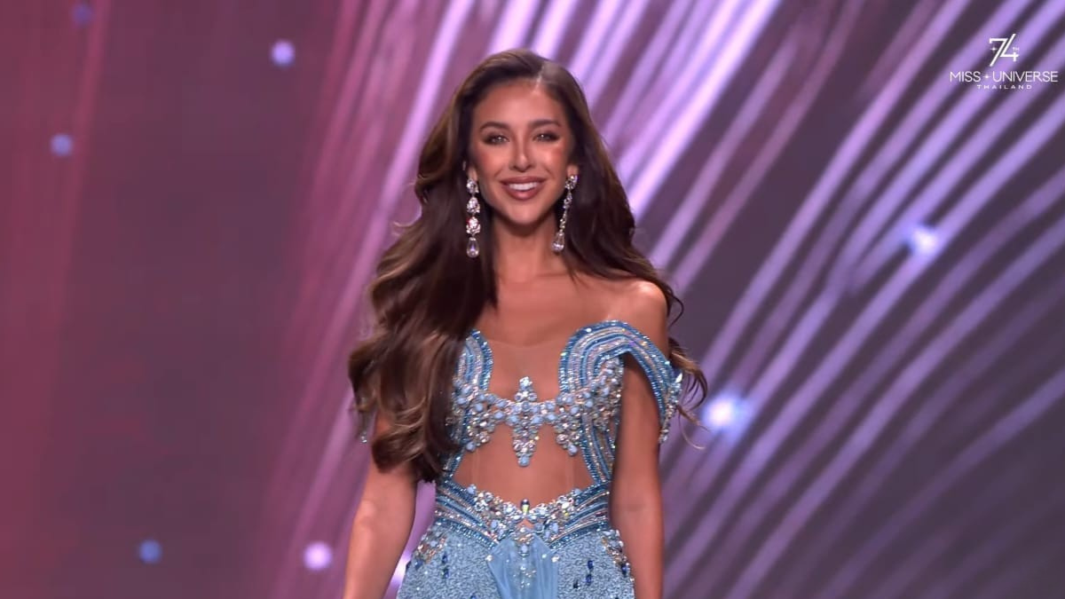 Nadia Mejía luce un vestido celeste en la competencia de gala en el Miss Universo 2025.