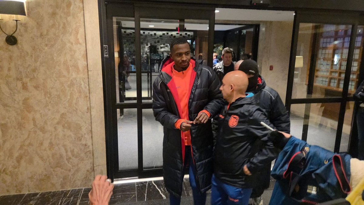 Willian Pacho a la salida del hotel de la Tri en Nueva Jersey.