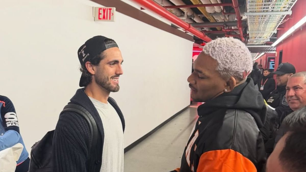 Leonardo Campana y Michael Morales al final del partido de Ecuador y Nueva Zelanda.