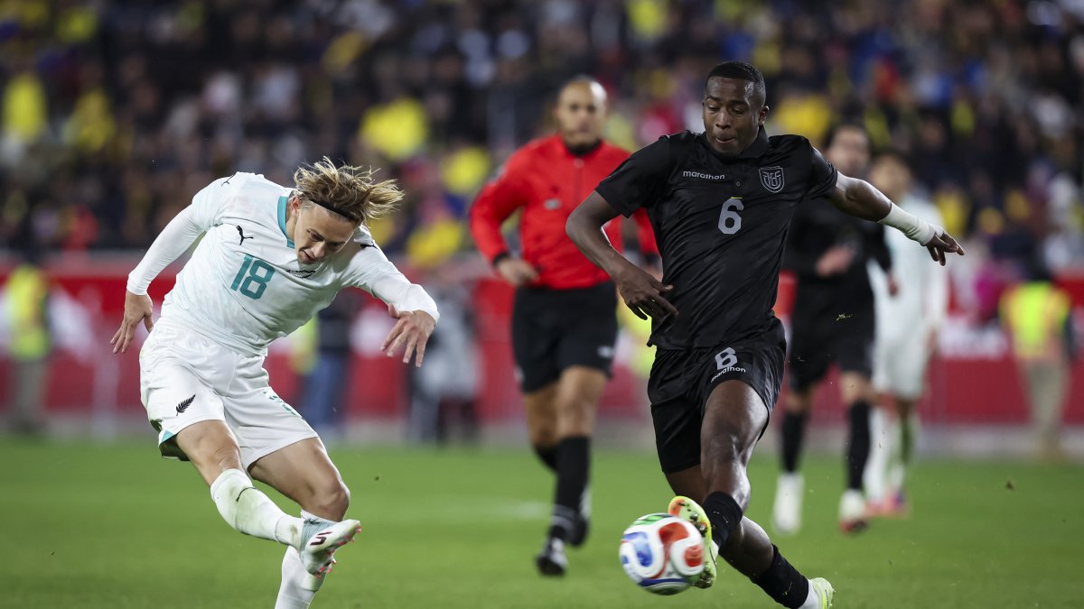 Willian Pacho (d), defensa de la selección de Ecuador.