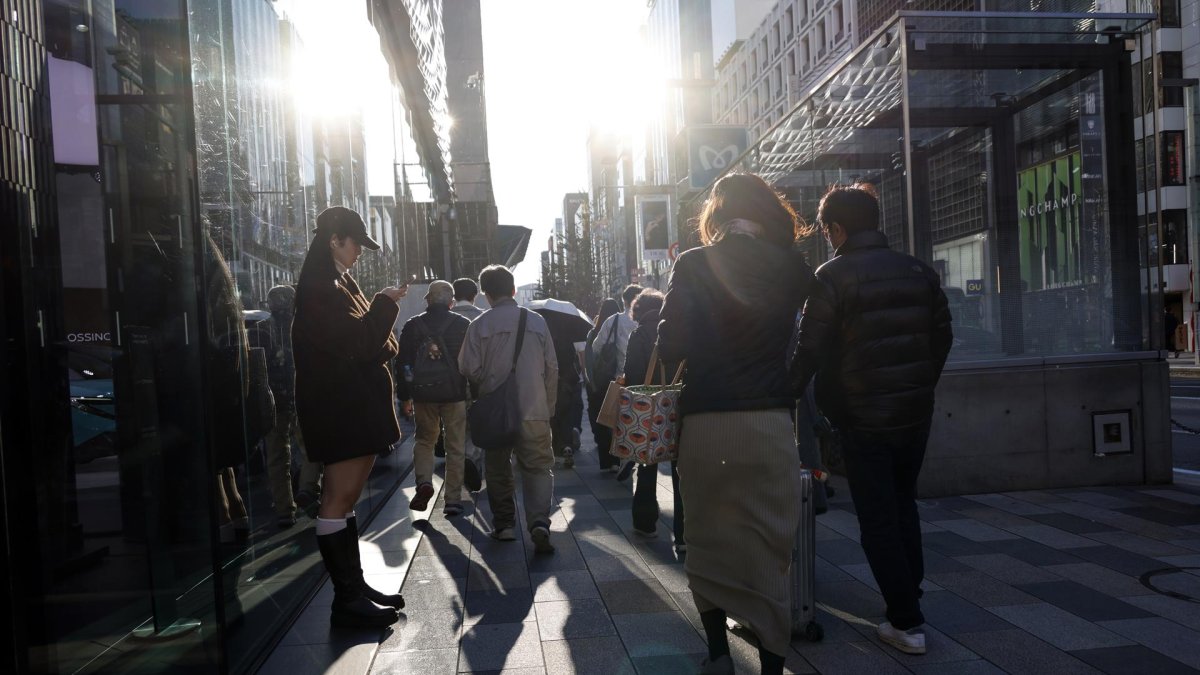 Turistas en un barrio comercial de Tokio, después de que China advirtiera a sus ciudadanos contra futuros viajes a Japón.