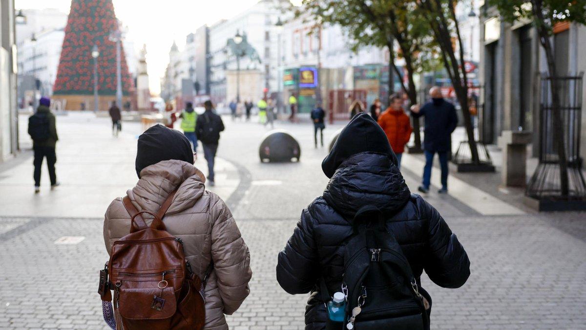 Personas abrigadas pasean por el centro de Madrid, este miércoles. Continúa el frío en Madrid con temperaturas mínimas en los 0 grados y heladas débiles en el extremo oriental y en la Sierra.