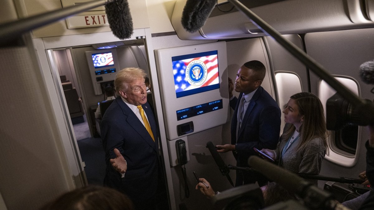 El presidente de Estados Unidos, Donald Trump, habla con miembros de la prensa a bordo del Air Force One el 14 de noviembre de 2025 durante un vuelo desde Washington.